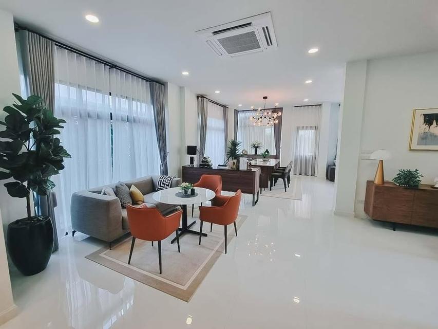 Luxury house for SALE, offering a private atmosphere and coming fully furnished. Located in the Perfect Masterpiece Sukhumvit 77 project. 12