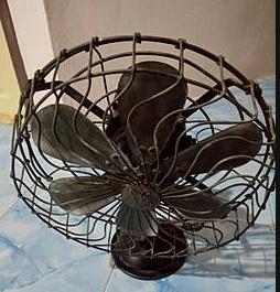 พัดลมสมัยสงครามโลก โบราณแบรนด์ GE (General Electric) จากสหรัฐอเมริกา นิยมมากในช่วงปี 1920s–1940s