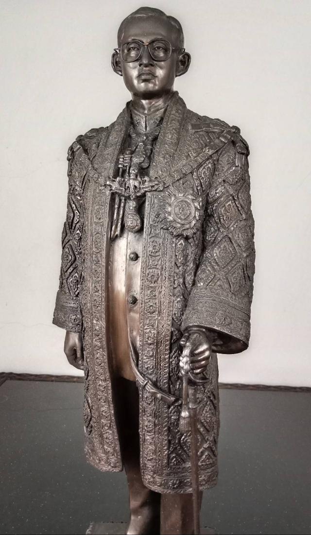 556.พระบรมรูปหล่อในหลวงรัชกาลที่9 พระบาทสมเด็จพระปรมินทรมหาภูมิพลอดุลยเดช(รมดำ) พร้อมใบสำคัญกำกับพระบรมรูป