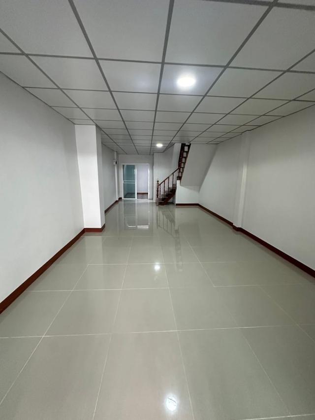 ขาย :ทาวน์เฮาส์ 2 ชั้น บ้านเนื้อที่ 18 ตรว  หมู่บ้านมารวย 1 ซอย 3 ถนนพหลโยธิน 54/1 แยก 4  3