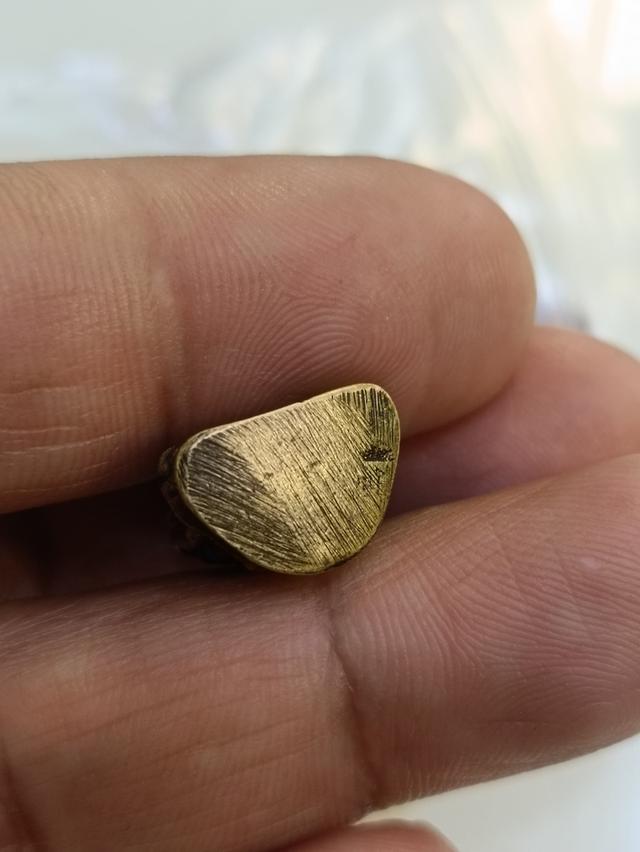 พระหล่อรูปเหมือนหลวงปู่ทิม อิสริโก รุ่นไตรมาส ปี พ.ศ.2518 เนื้อนวะโลหะ 5