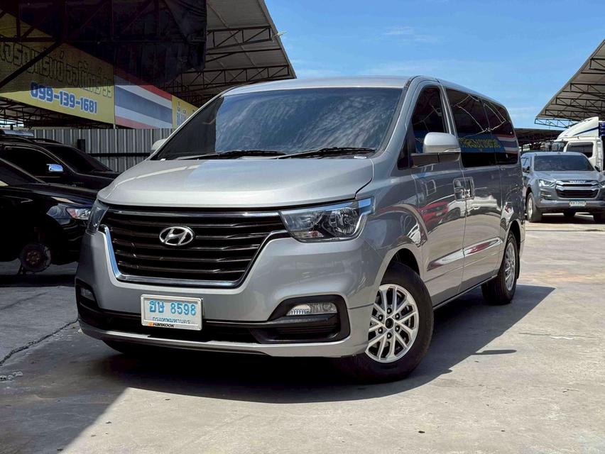 HYUNDAI H-1 TOURING เกียร์ AT ปี 2019 สีเทา ดีเซลเลขไมล์  68,238 กม.ราคา 669,000 บาทโทร 0929699899 6B777