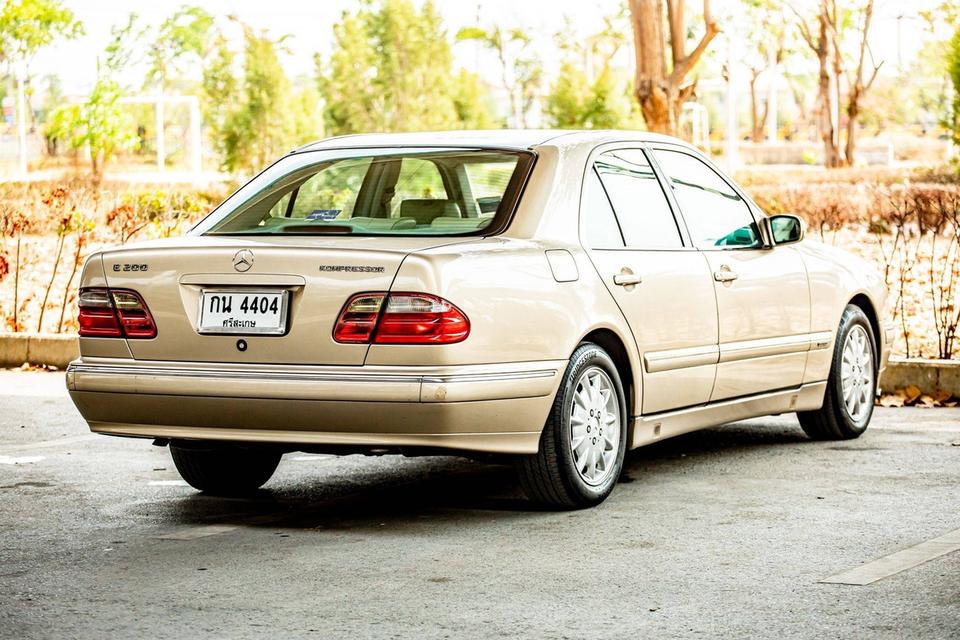 Benz E200 ปี 2001 สีบรอนซ์ทอง สวยสภาพดี  4