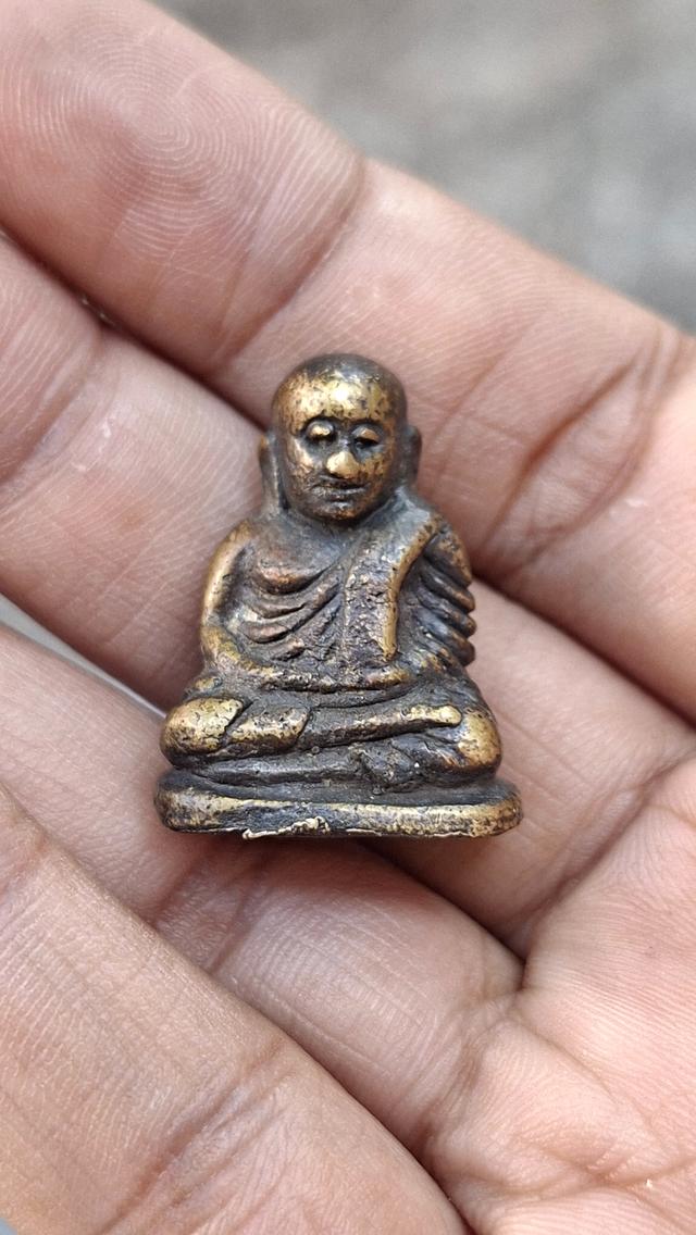 รูปหล่อหลวงพ่อเงินวัดบางคลานจังหวัดพิจิตร