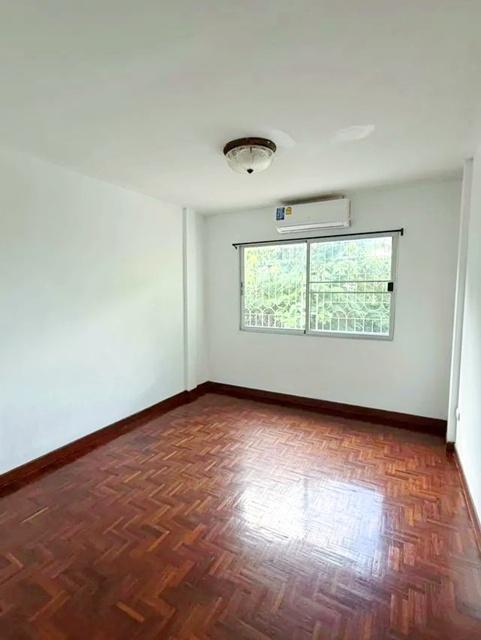 ถ.เลียบด่วนเอกมัย-รามอินทรา MRT วัชรพล 1.7 กม. ให้เช่าทาวน์เฮ้าส์ 2 ชั้น 28 ตร.ว. 230 ตร.ม. ติดถนนนวลจันทร์ 3 นอน 2 น้ำ 4