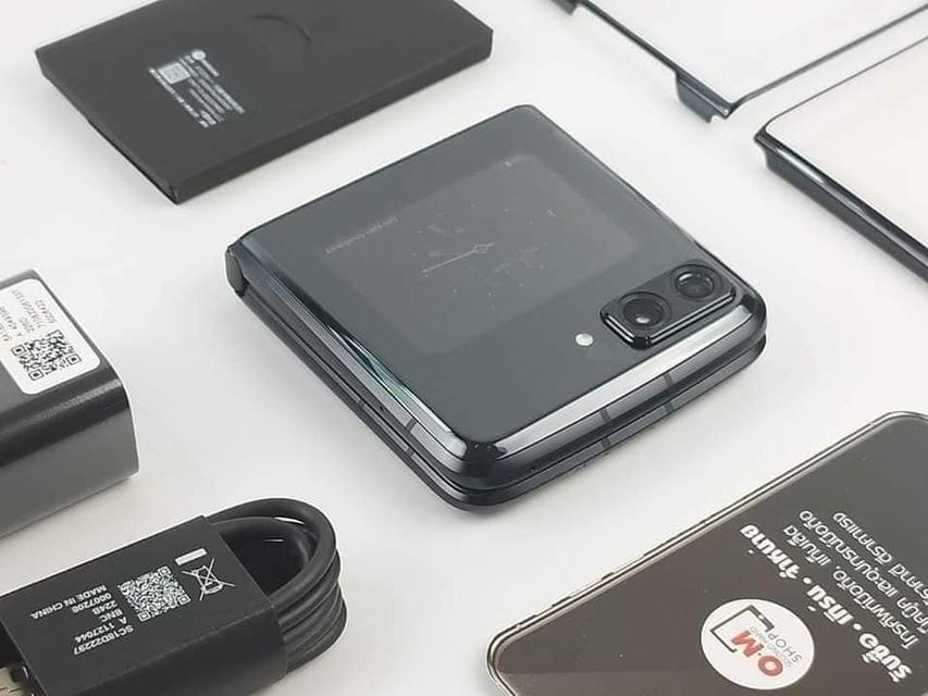 ขาย/แลก Moto Razr 2022 5G 12/512 Black Snapdragon8+ Gen1 สภาพใหม่มาก แท้ ครบกล่อง เพียง 33,900 บาท  1