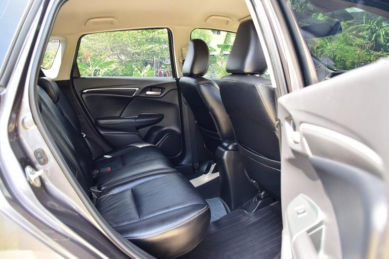 ขับสนุกวัยรุ่นชอบ / ฟรีดาวน์ HONDA JAZZ 1.5SV โฉมGK สีเทากัล /ออโต้ จอทัสกรีน เบาะหนังแท้ ครูสคอลโทล พุตสต๊าท /ประหยัดน้ำมัน /กล้องหลัง โทร0957401220 8