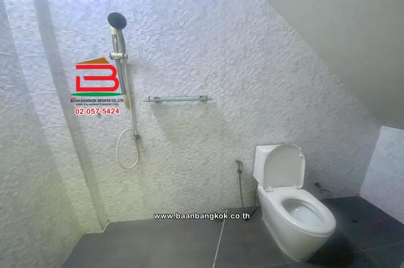 อาคารพาณิชย์ เนื้อที่ 19 ตร.ว. อยู่ระหว่าง ซอยลาดปลาเค้า 83-ซอยลาดปลาเค้า 85 ใกล้เดอะแจ๊สรามอินทรา ถนนรามอินทรา แขวงอนุสาวรีย์ เขตบางเขน 11