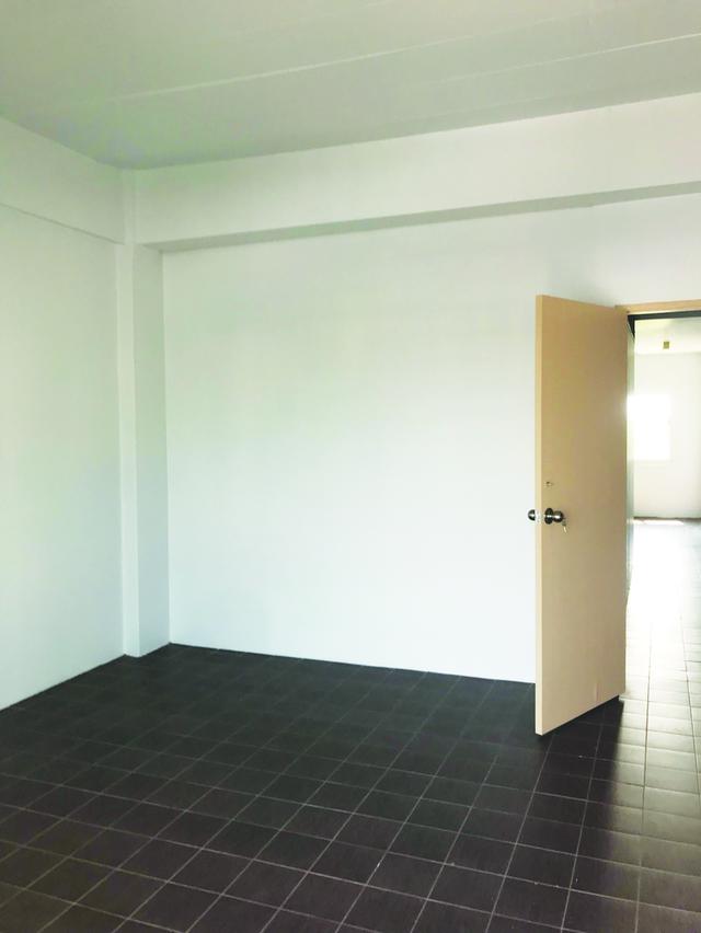 อาคารพาณิชย์ 4 ชั้น + ชั้นลอย + ชั้นดาดฟ้า อยู่ ซอยกรมที่ดิน บางบัวทอง 2