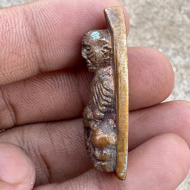 หลวงปู่ทวด วัดช้างให้ พิมพ์หลังเตารีด ปี05 เนื้อนวะโลหะ รูปที่ 3