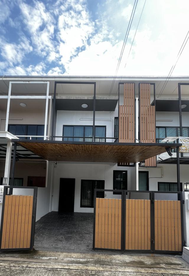 ขายบ้านทาวน์เฮาส์ 2 ชั้น สไตล์โมเดิร์น 1