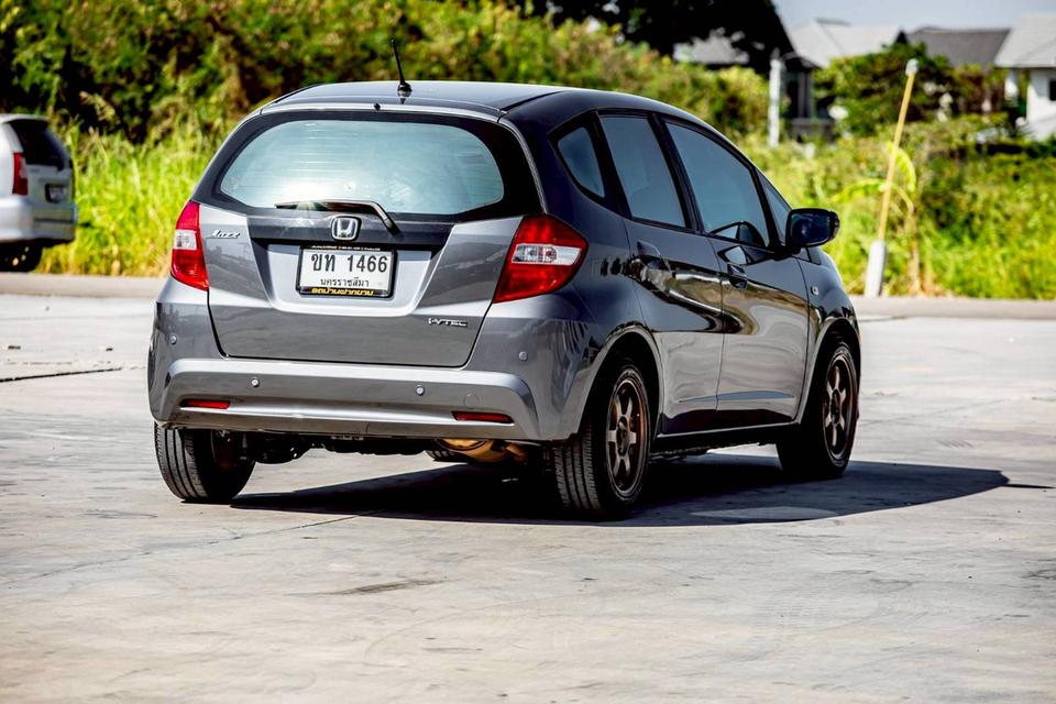 Honda Jazz 1.5S ปี 2014 สีเทา เกียร์ออโต้ มือเดียวป้ายแดง 6