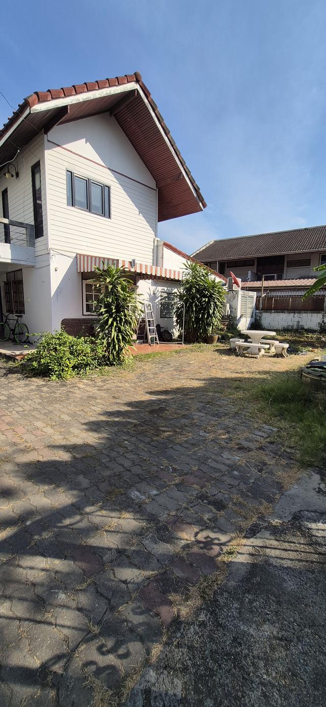 ขายบ้านเดี่ยว 2 ชั้น พื้นที่ 96 ตารางวา เขตพื้นที่เจริญ ใกล้ห้างสรรพสินค้าโรงเรียน โรงพยาบาล เดินทางเข้าออกสะดวกบ้านอยู่หลังสุดท้ายสุดซอย พื้นที่รอบบ้ 1