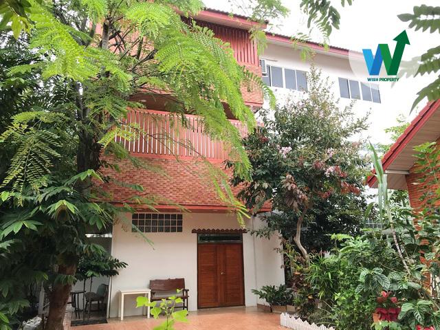 บ้านเช่าตึกใหม่พร้อมเฟอร์นิเจอร์ทันสมัย สภาพดีมาก  128 ตร.ม. 2 ห้องนอน 1 ห้องน้ำ 3 แอร์ ใกล้โรงเรียนนานาชาติฮาร์โรว์ 1
