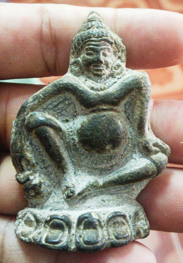 ท้าวกุเวร (หรือ พระธนบดี) เนื้อชินตะกั่ว กรุเมืองลพบุรี ซึ่งเป็นพระกรุโบราณที่มีพุทธคุณเด่นในด้านโชคลาภ ทรัพย์สินเงินทอง และความร่ำรวย
