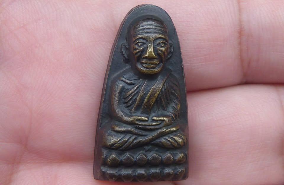 หลวงปู่ทวดพิมพ์เล็กหลังหนังสือ