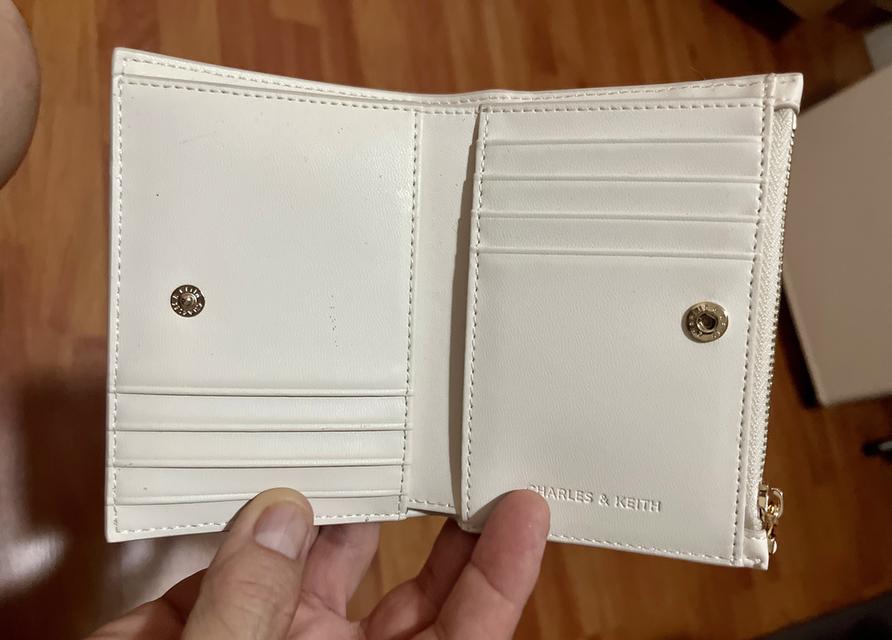 กระเป๋าสตางค์ CHARLES & KEITH ใบสั้นพับสองทบ โดดเด่นด้วยดีเทล สายดึงซิปผูกปม (Knot Charm) พร้อมช่องใส่บัตร และช่องซิปใส่เหรียญ ราคาช็อปไทย: 1,590 บาท รูปที่ 7