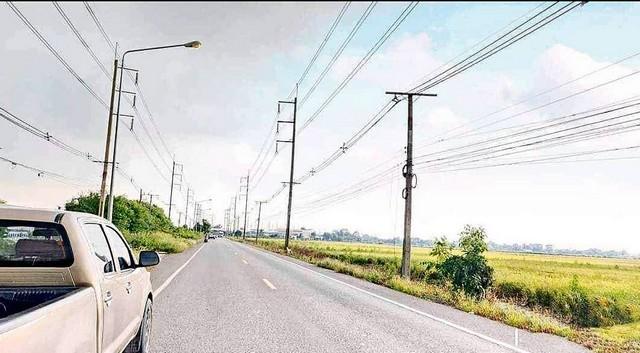 ขายที่ดินหน้ากว้างฉะเชิงเทรา อยู่ในแหล่งความเจริญเเดินทางสะดวก ถนนกว้างมาก มีไฟฟ้า3 เฟส หน้ากว้าง 400 เมตร พื้นที่สีเหลื 3