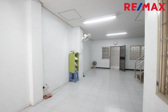 ทาวน์เฮ้าส์สุชาเพชรเกษม112 หนองแขมสาย4 ต่อเติมแล้ว 3ชั้น 18.2วา ใกล้มหาวิทยาลัยธนบุรี เดอะมอลล์บางแค บ้านสภาพดี โครงสร้างแข็งแรง ราคา 1.79ล้านบาท 7