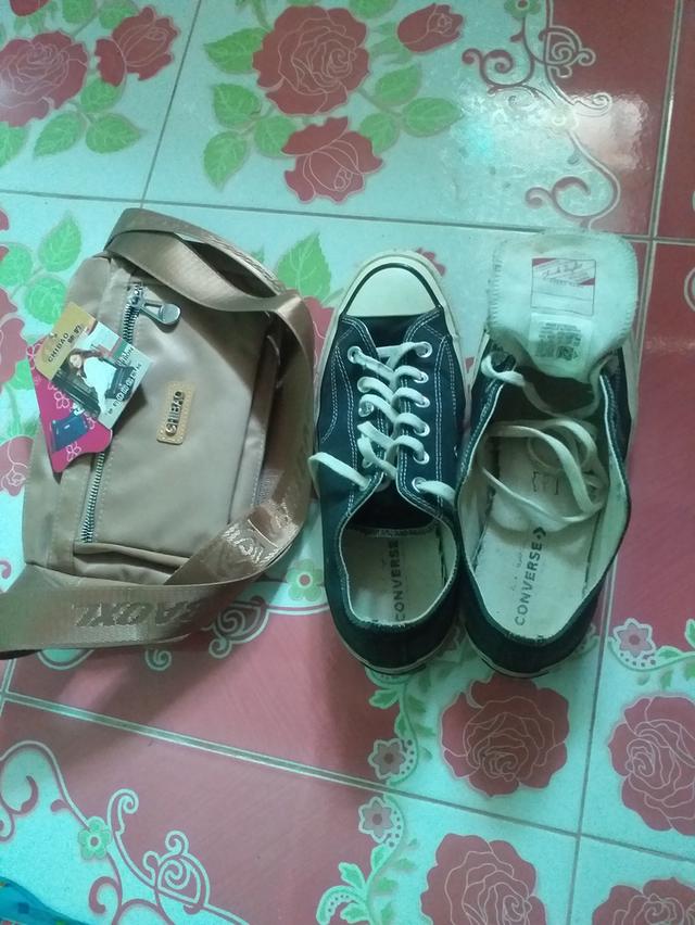 รองเท้ามือ2คอนเวิสสภาพดีพ้อมใส่สบายๆแถมกระเป๋า1ใบ