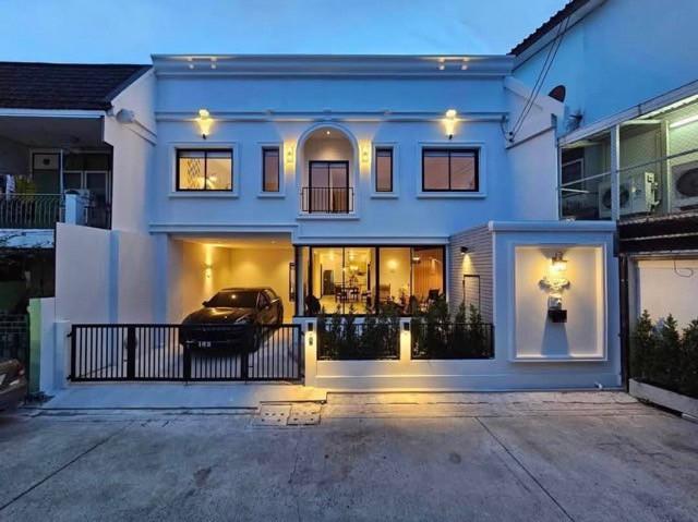 ขายทาวน์เฮ้าส์ 2 ชั้น สไตล์ Modern classic เนื้อที่ 34 ตร.วา ถนนสุขุมวิท71 ซอยปรีดีพนมยงค์42 ย่านปรีดี เอกมัย ทองหล่อ   1