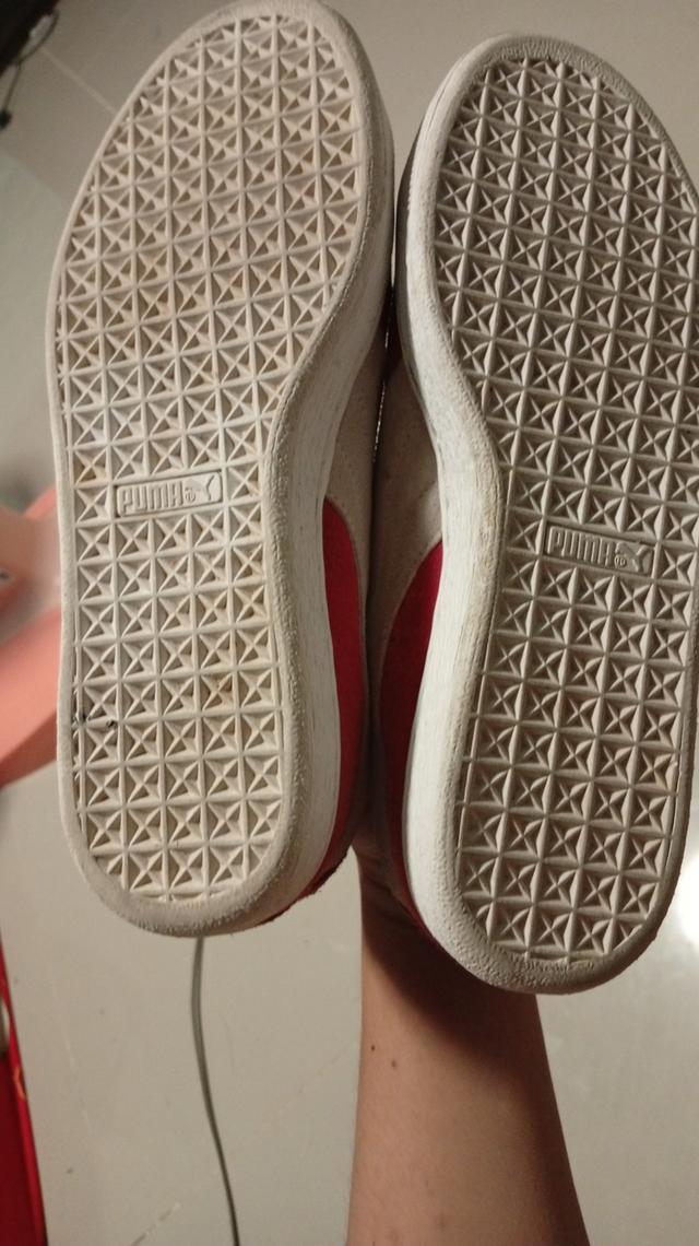 รองเท้าผ้าใบเฟี้ยวๆเลยครับ Puma suede classic สีแดงราคาไม่ถึง1พันมือสองครับสนใจทักมาได่นะครับอยุ่สระบุรีพร้อมส่งตลอดครับขอคนพร้อมซื้อครับหาเงินใช้นะคร รูปที่ 3