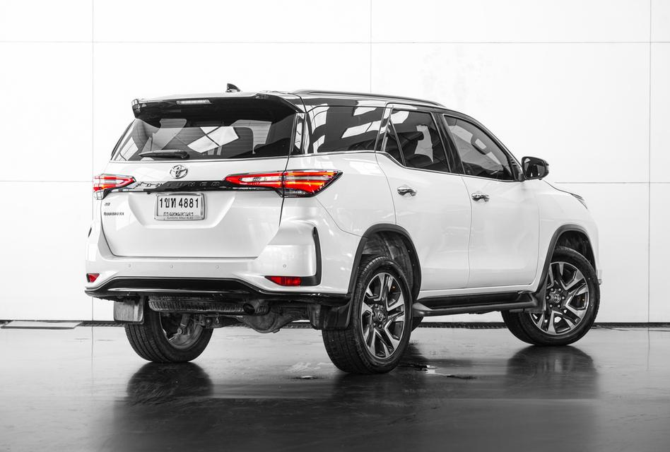 2020 TOYOTA FORTUNER 2.8 LEGENDER BLACK TOP 2WD SUV สีขาว-ดำ เลขไมล์ 99877 กม.