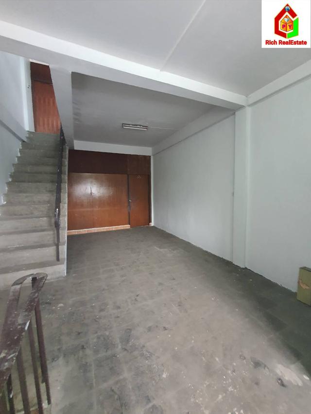 ขายถูกอาคารพาณิชย์ 3.75 ชั้น ซอยเอกชัย 35 แขวงบางขุนเทียน เขตจอมทอง เนื้อที่ดิน 29 ตรว. 3 นอน 2 น้ำ ขายตามสภาพ ติดถนนใหญ่ แหล่งชุมชน มีรถเมล์วิงผ่า 12