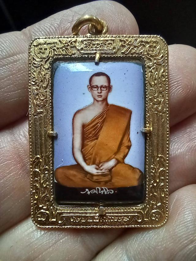 ล็อกเก็ตในหลวง ร.9 ทรงผนวช ที่ระลึกครบ 25 ศตวรรษ แห่งพุทธกาล 2500 ปี วัดบวรนิเวศวิหาร ปี พ.ศ. 2500 ฉากสีม่วง อลูมีเนียมชุบทอง