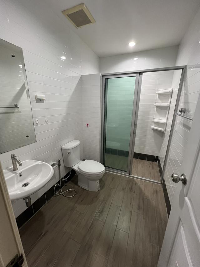 บ้านเช่าลาดพร้าว ใกล้รถไฟฟ้า 3ห้องนอน 2ห้องน้ำ พื้นที่ใช้สอย110ตรว. ตกแต่งสวย ซอยเข้าออกได้หลายเส้นทาง 6