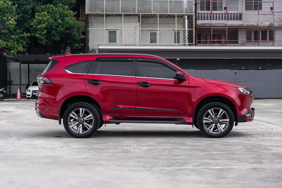 Isuzu MU-X 3.0 Ultimate 2WD 2023 สีแดง รุ่นท็อป 2WD รถเดิมๆจากโรงงาน รูปย่อยที่ 3