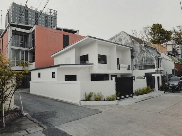 ให้เช่า ขาย บ้านเดี่ยว หลังมุม ซอยพัฒนาการ 12 ใกล้ทางด่วน เอกมัย ทองหล่อ บ้าน renovate ใหม่ ทั้งหลัง พื้นที่โปร่ง สบาย เหมาะทำออฟฟิศขนาดเล็ก 2