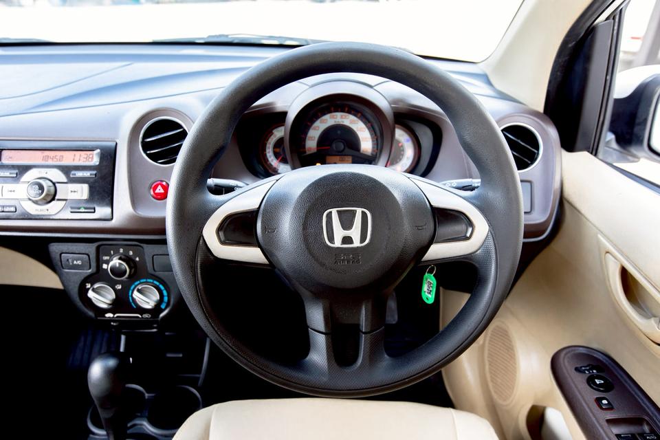 Honda Brio 1.2V ท๊อปสุด ปี 2012 เกียร์ออโต้ สีขาว กระจกไฟฟ้า 17