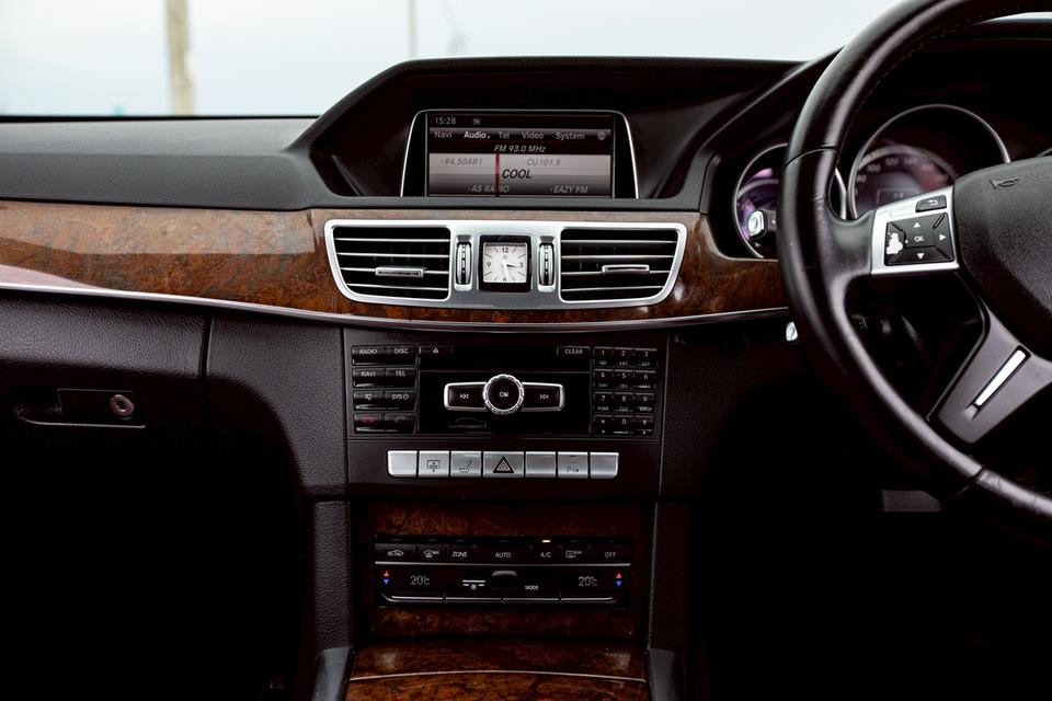 Benz E300 Bluetec ปี 2015 สีขาว สวยสภาพดี 15