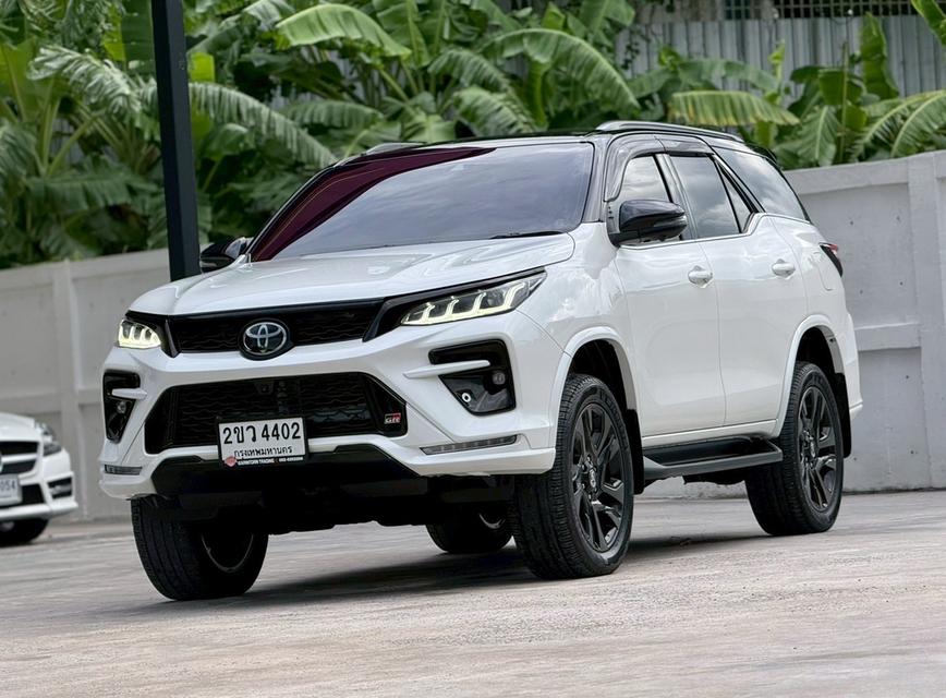 2022 TOYOTA FORTUNER, 2.8 GR SPORTBLACKTOP 4WD โฉม ปี15-ปัจจุบัน สีขาวหลังคาดำเกียร์ออโต้ มือเดียวป้ายแดง คู่มือบุ๊คเซอร์วิสครบ