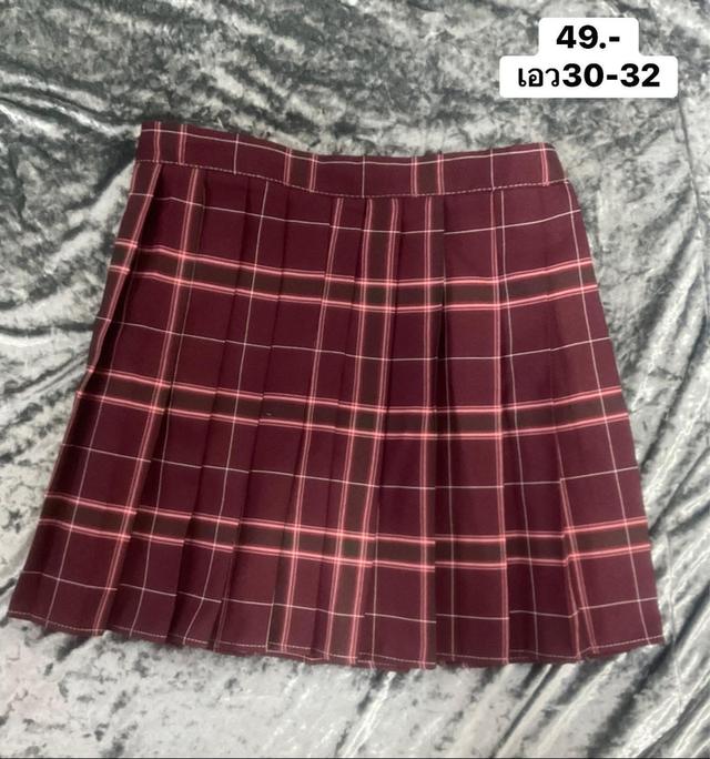 กระโปรงลายสะก็อตสีแดง ไม่มีตำหนิ เป็นสีแดงสุภาพไม่แดงฉูดฉาด เหมาะกับใส่ได้หลายโอกาส (คริสมาต มาแล้วน๊า)