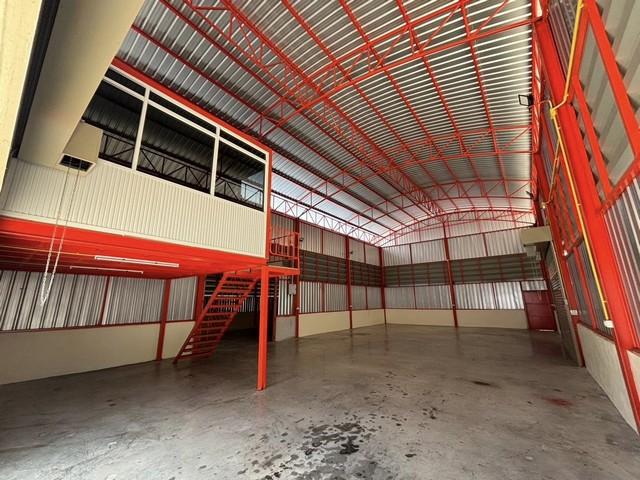 ให้เช่าโกดัง พื้นที่ใช้สอยรวมประมาณ 480 ตารางเมตร ถนนสะแกงาม พื้นที่จอดรถบริเวณรอบโกดังกว้างขวางเข้าออกสะดวก