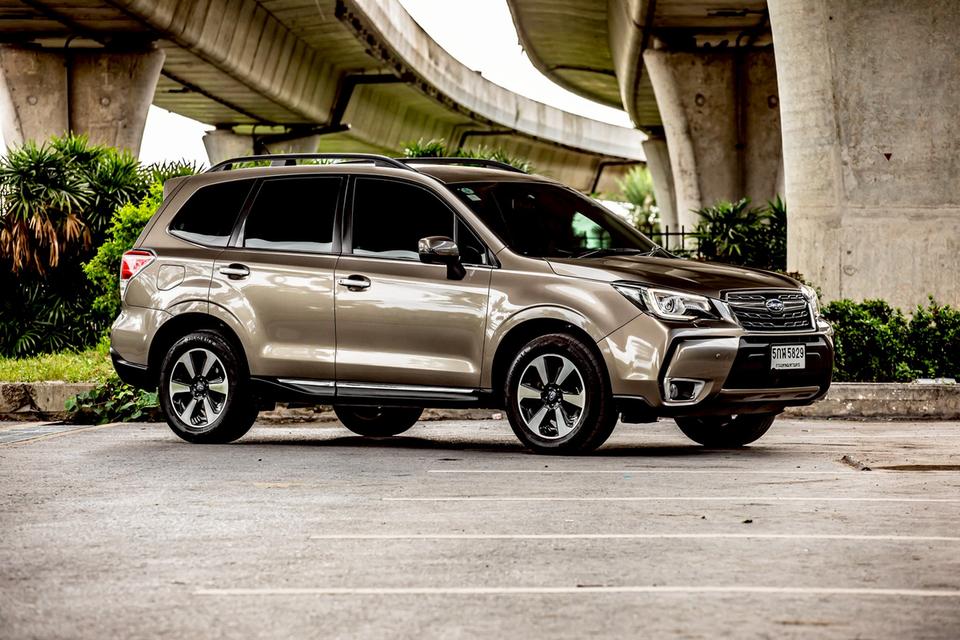 Subaru Forester 2.0iP ปี 2017 สีน้ำตาล มือเดียวป้ายแดง  4