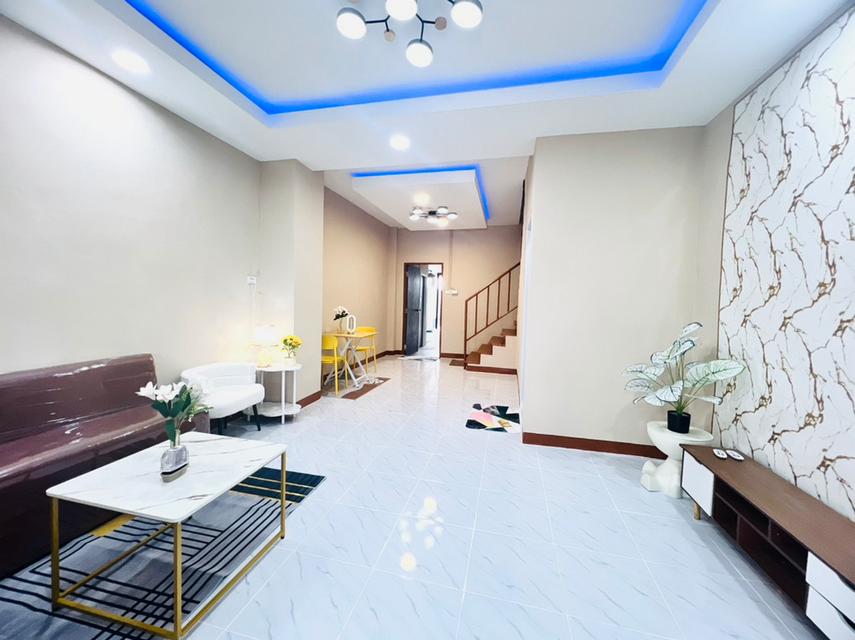 บ้านอมรทรัพย์ อยู่วิทยา 18 เขตหนองจอก บ้านสวยรีโนเวทใหม่ 2 ชั้น 30.5 ตร.วา 4 นอน 3 น้ำ จอดรถ 2 คัน 4