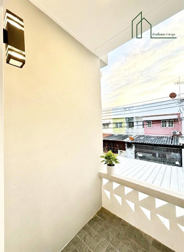 ทาวน์เฮ้าส์ 2 ชั้น แต่งใหม่พร้อมอยู่ ซอยจรัญ 37 ใกล้ห้างแม็คโครจรัญ บางกอกน้อย 11