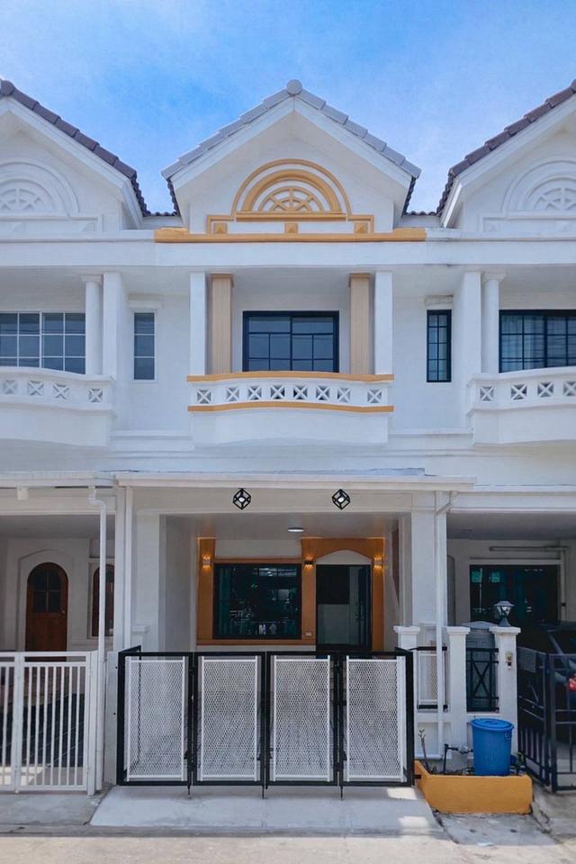 หมู่บ้านนันทนาการ์เด้น บางคูวัด ปทุมธานี ทาวน์เฮาส์ 2 ชั้น  ครึ่ง บ้านเล่นระดับ ห้องโถ่งชั้นล่าง เล่นระดับ ในหมู่บ้านมีสระว่ายน้ำ ฟิตเนส รปภ ตลอด 24 1