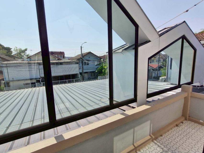 บ้านเดี่ยว2ชั้น 50ตร.วา ทำเลติดรถไฟฟ้าสีชมพู1.5กม 18
