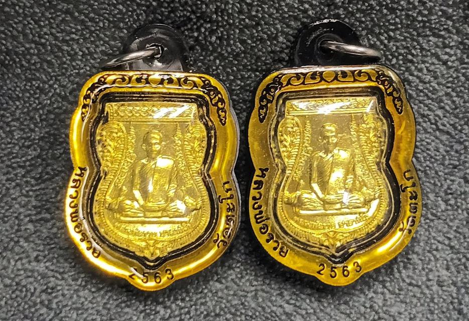 หลวงพ่อรวย รุ่น รวยมหาทรัพย์ ปี 63 เหรียญแจกทาน เลี่ยมเลเซอร์กันน้ำพร้อมห้อย➡️ รับ 2 องค์