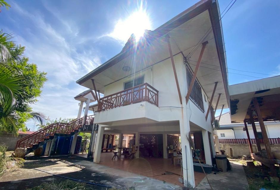 ขายบ้านเดี่ยวยกสูง 1 หลัง และ เรือนไทยเล็ก 1 หลัง 129.8 ตร.ว. ใกล้ ม.รัตนาธานี 3