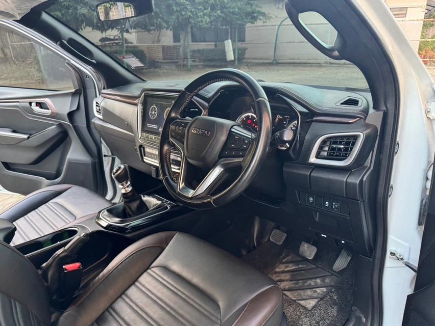 ISUZU D-MAX  V-Cross 3.0 Ddi ZP 4WD ปี 2023 เกียร์ธรรมดา ไมล์ 29,000 km. 8