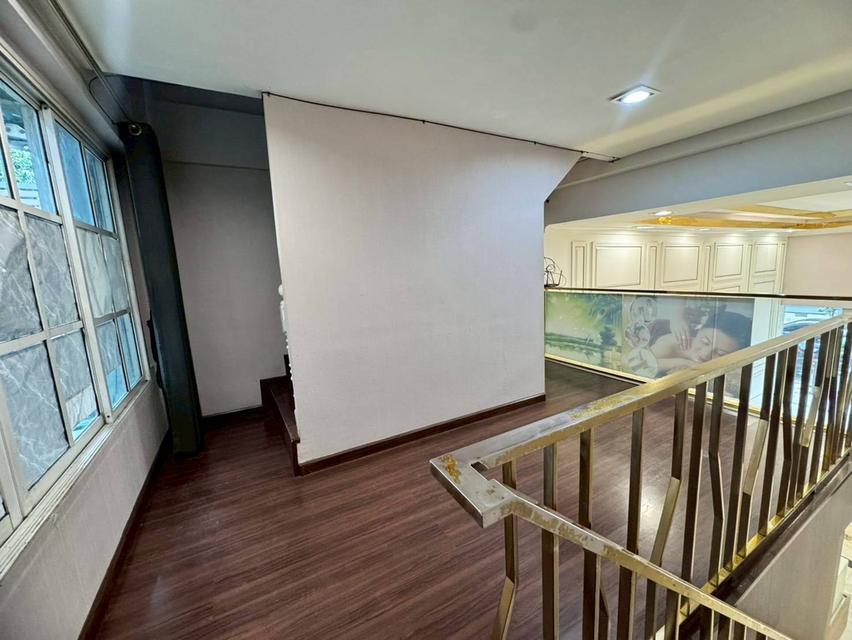 ให้เช่าอาคารพาณิชย์ 5.5 ชั้น ใกล้ BTS เอกมัย เดินทางสะดวก (N.1668) 5