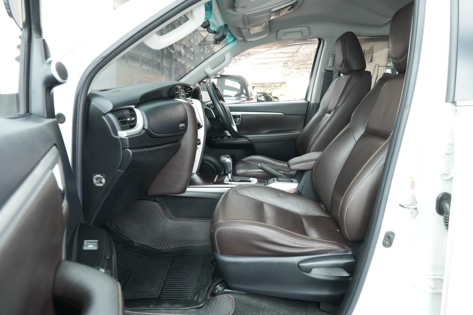 2017 TOYOTA FORTUNER 2.4 V 4WD SUV สีขาว ไมล์ 184315 กม. 14