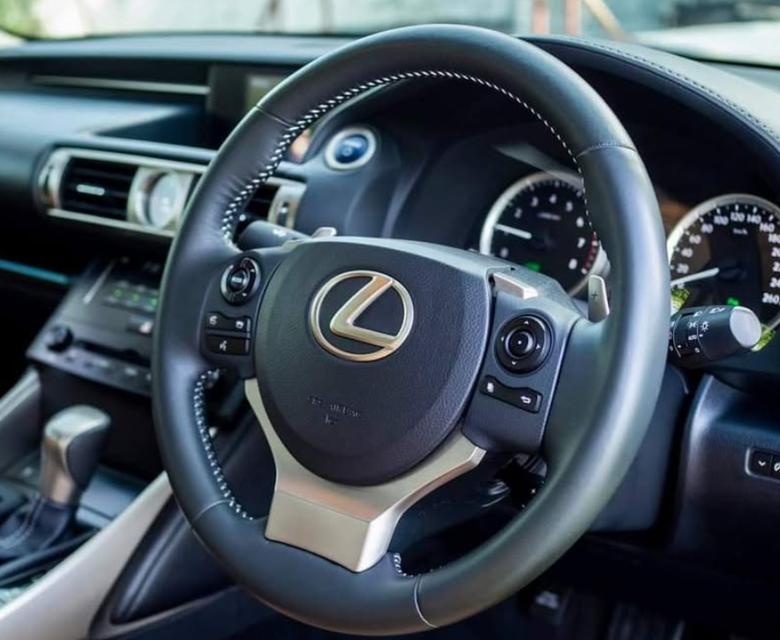 Lexus IS 300h ปี 2013 8