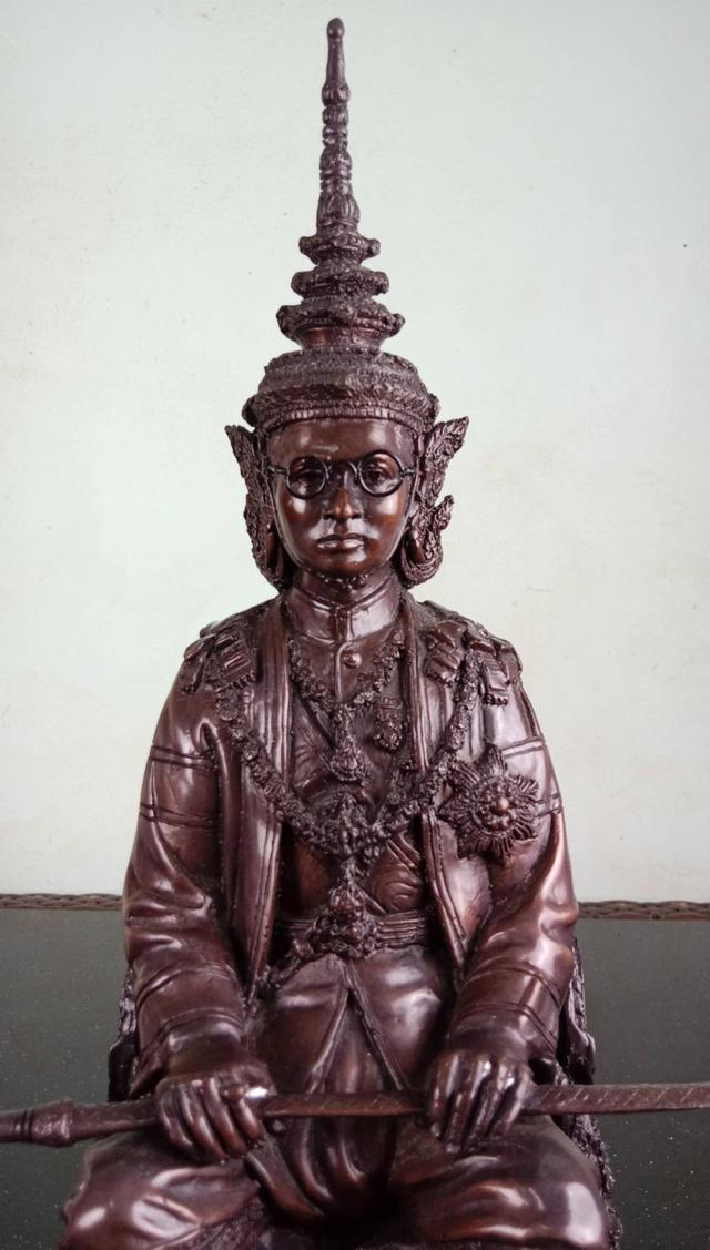 774.พระบรมรูปหล่อในหลวงรัชกาลที่ 9 พระบาทสมเด็จพระปรมินทรมหาภูมิพลอดุลยเดช ทรงประทับบนพระที่นั่งราชยานพุดตานทอง เ รูปที่ 8