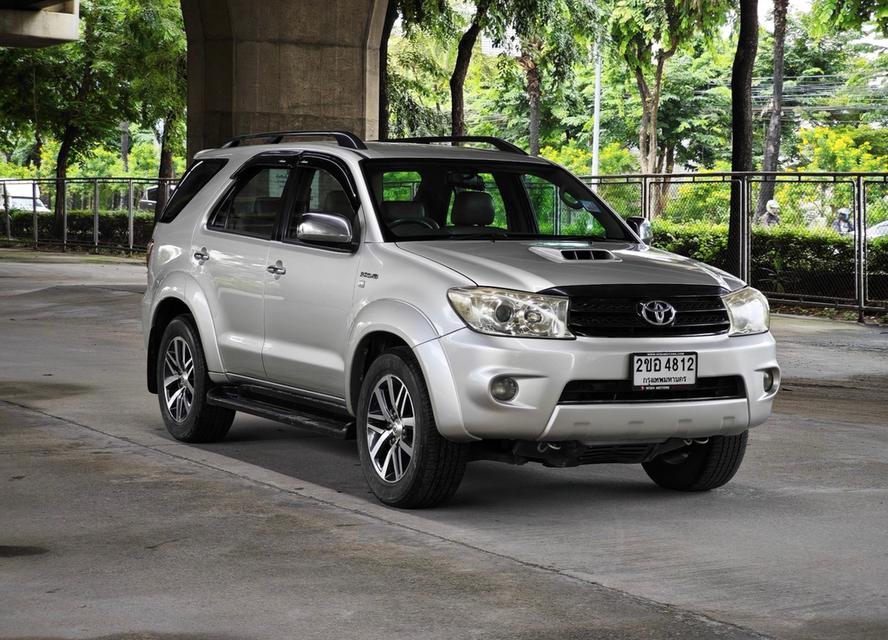 Toyota Fortuner 3.0 V Auto ปี 2010 1